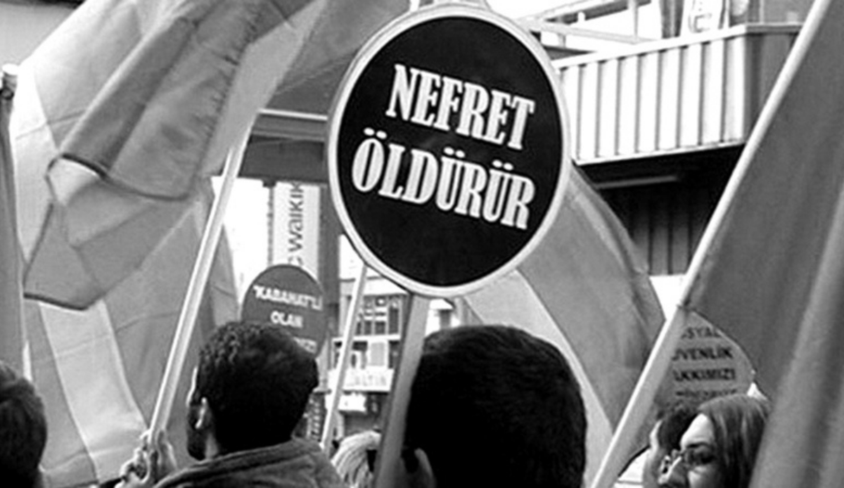 KaosGL's tweet photo. 📍Kaos GL’nin 2025 nefret suçu raporu: Ev, LGBTİ+'lara yönelik nefret suçlarının en yaygın mekanı 

Kaos GL'nin 2025 Yılında Türkiye'de Gerçekleşen Homofobi ve Transfobi Temelli Nefret Suçları Raporu yayınlandı. Rapora göre katılımcıların yüzde 62'si doğrudan nefret suçu mağduru olduğunu belirtirken, en yaygın nefret suçu biçimi sözlü saldırı oldu.

https://t.co/du5WKB9hTM