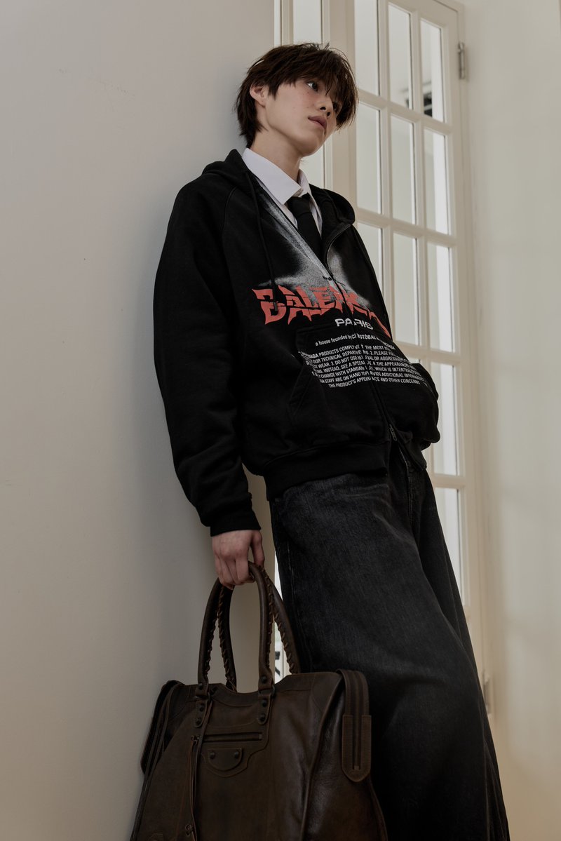 PPKrit_Ent's tweet photo. Destination: Paris. 🖤✈️ #PPKRITEnRouteParis
The Couture journey begins.

PP KRIT BALENCIAGA GBA 
#Balenciaga #PFW
#PPKritt

-----
พีพี กฤษฏ์ แบรนด์แอมบาสเดอร์ของ Balenciaga ในลุคจาก Balenciaga คอลเล็กชัน Fall 2026 เตรียมบินลัดฟ้าสู่กรุงปารีสเพื่อเข้าร่วมแฟชันโชว์คอลเล็กชันกูตูร์ครั้งที่ 55 ของ Balenciaga เป็นคอลเล็กชันกูตูร์แรกของ Pierpaolo Piccioli สำหรับเมซง ที่กรุงปารีส ในวันที่ 8 กรกฎาคม เวลา 11:30 น. ตามเวลาท้องถิ่นปารีส หรือ เวลา 16.30 น. ตามเวลาประเทศไทย

สามารถติดตามรับชมแฟชั่นโชว์ผ่านทางช่องทางโซเชียลมีเดียและเว็บไซต์ของ Balenciaga