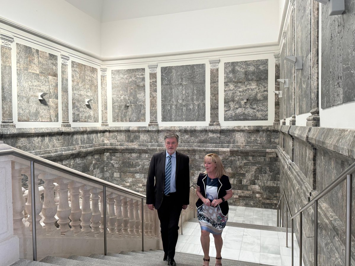 Cortes_CYL's tweet photo. 🏛️ Visita institucional del presidente de las Cortes de #CastillayLeón, Francisco Vázquez, @ppacocyl, al Tribunal Superior de Justicia de #CyL, donde ha sido recibido por su presidenta, Ana del Ser.

🤝 Durante el encuentro, ambas instituciones han reafirmado su compromiso con la colaboración institucional y el fortalecimiento de los principios que sustentan nuestro Estado de Derecho.
