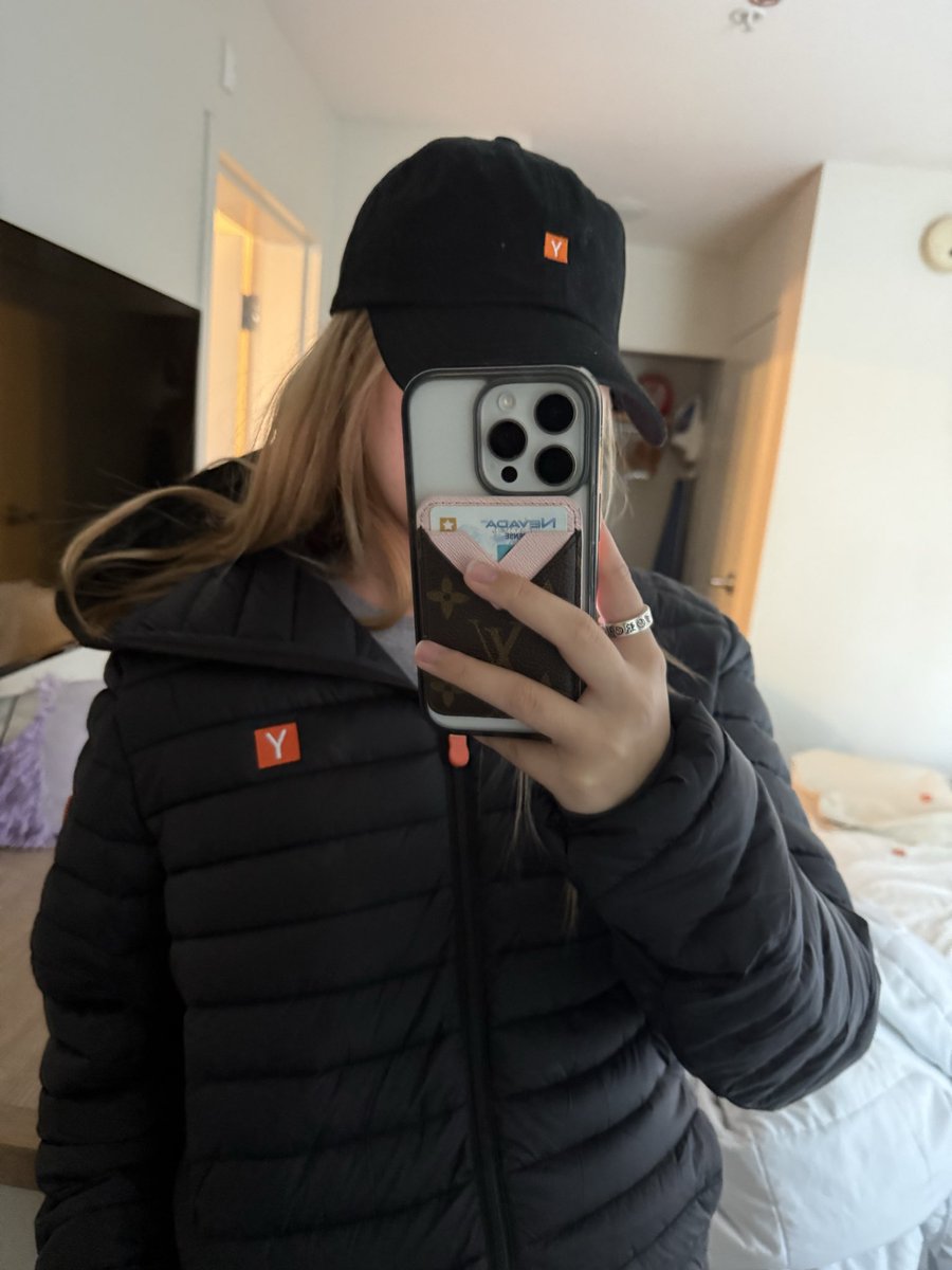 auriinx0's tweet photo. thank u @ycombinator for giving me a jacket bc i packed thinking sf summer would be warm 😔 https://t.co/5w99Zdns4L