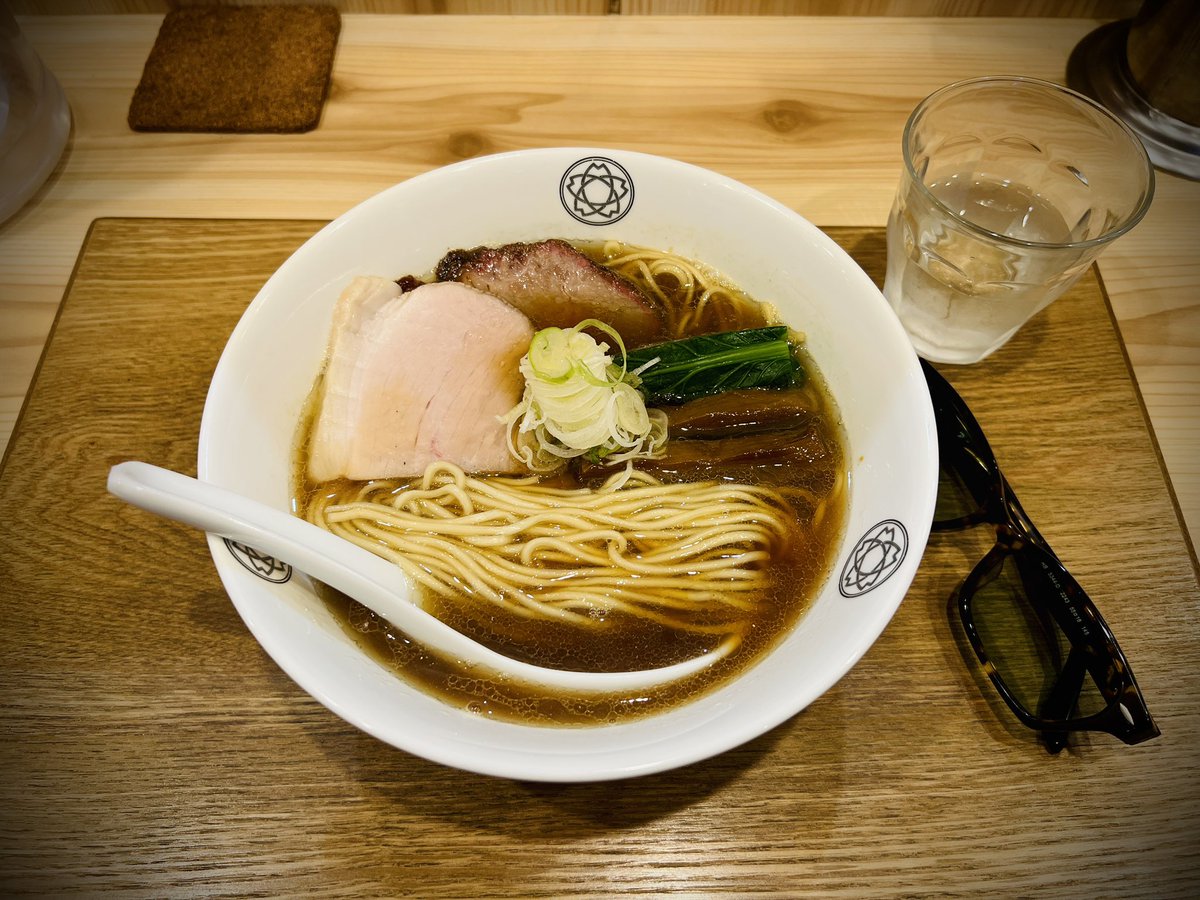 ZORYhide's tweet photo. 野暮用がてら中野のラ拉麺屋を開拓
TOKYO RAMEN かいか
の中華そば（写

濃厚で少し甘めの魚介スープ
焼豚が独特で美味し

腹ごなしに中野の呑み屋街を散歩したが
新宿とはまた違った独特っぷりだった
魅力的な小店が多く楽しそう

いつかフラッと呑み歩き希望

さ
今宵もうんにょり

月曜ZORY。。。 https://t.co/XdvrHDICnQ