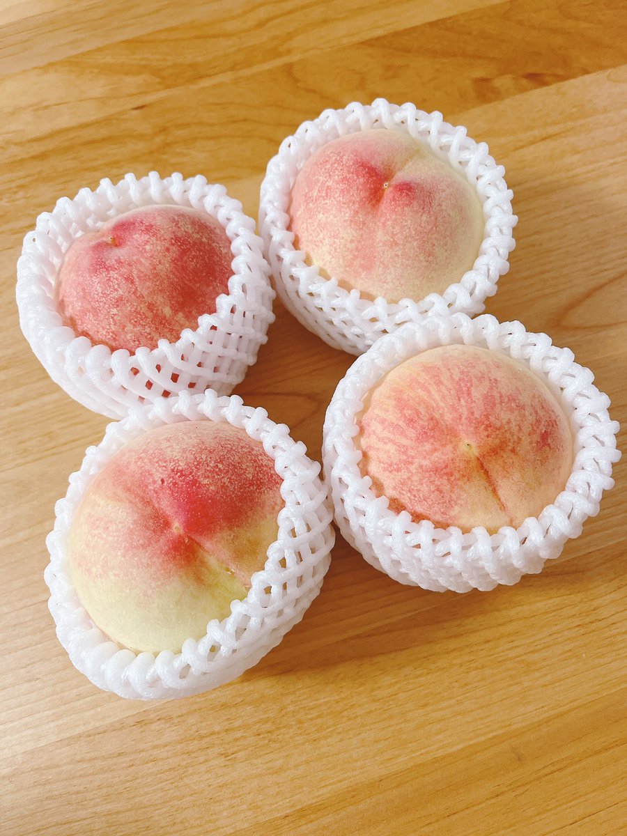 tku773's tweet photo. 仕事から帰宅したらリビングのテーブルに桃が置いてあってにっこり😊✨ https://t.co/kNUrDY2I5S