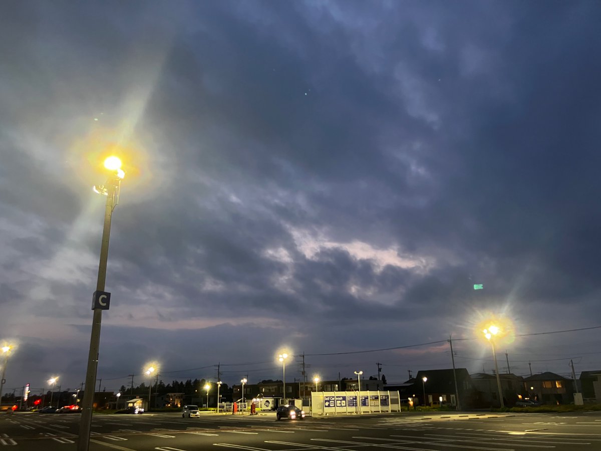 Astro_Kanai's tweet photo. 今日は、管制官業務の夜⭐️

地上勤務中の宇宙飛行士みんながやるというルールではないのですが、宇宙飛行に一番近い現場ということで、管制官として運用業務に従事する宇宙飛行士は多いです。

宇宙滞在中の仲間の飛行士と無線通信でやり取りして一緒に作業をするのは、すごく楽しいですよ🤩 https://t.co/PxCBHY2aFD