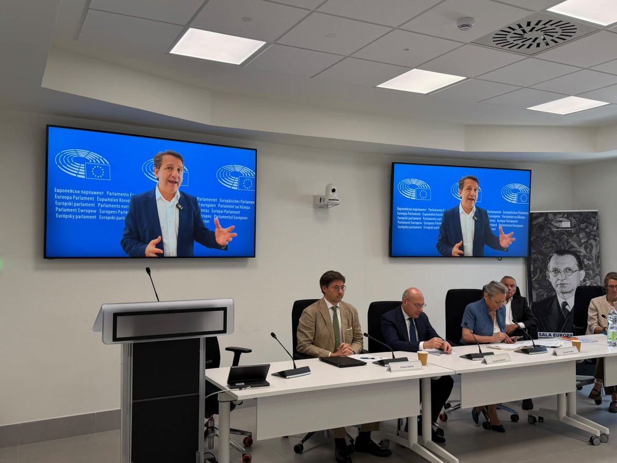 Europarl_IT's tweet photo. «Il bilancio rimane di gran lunga inferiore alle attese, alle aspettative ed alle sfide dell’Unione europea. Noi manteniamo la speranza che l’azione si concentri su ciò che di questa Europa ci piace di più: un’Europa più giusta, coesa e sociale».

@PTridico https://t.co/8sOsLniDmP