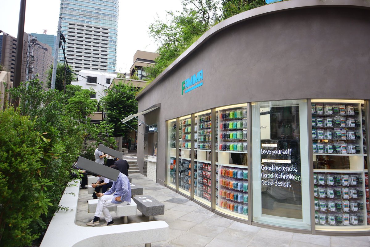 yasuakifujii's tweet photo. NIGO® がディレクションを手掛ける FamilyMart の新コンセプトストア『FAMIMA PARK AZABUDAI』が7月10日（金）にオープン
https://t.co/p0fs34FOZq

カバーが外れ、その外観が明らかに

PR用の撮影とオペレーションの確認が行われている様子

- ニゴ ファミリーマート ファミマ 麻布台
Photo：@MachikadoCenter
