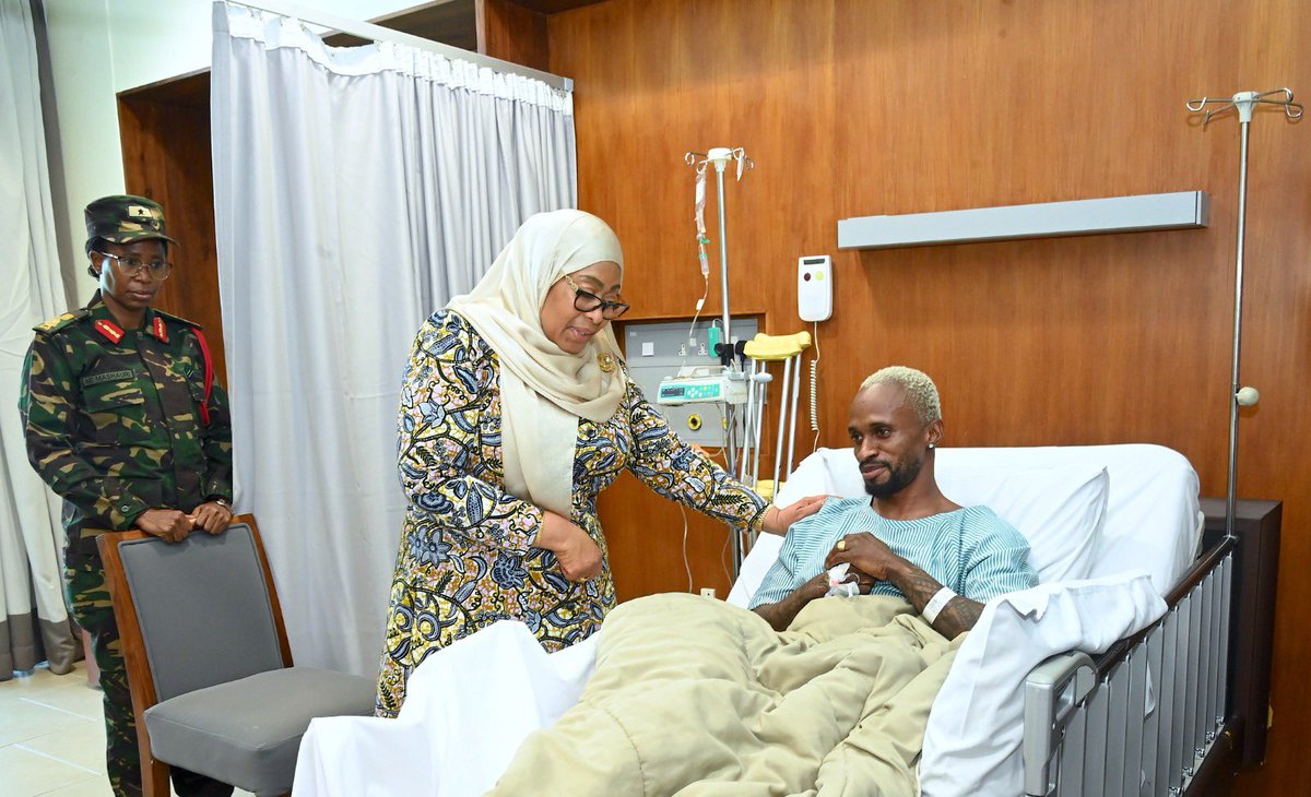 ikulumawasliano's tweet photo. Rais wa Jamhuri ya Muungano wa Tanzania, Mhe. Dkt. Samia Suluhu Hassan akimjulia hali Sheikh Rashid Hamad Othman, Mlezi wa Mwenyekiti wa Taifa wa Chama cha ACT Wazalendo, Mhe. Othman Masoud Othman, anayepatiwa matibabu katika Hospitali ya Aga Khan Jijini Dar es Salaam. Akiwa hospitalini hapo Mhe. Rais Dkt. Samia pia alijulishwa kuhusu kuwepo kwa Mchezaji wa Timu ya Yanga Pacome Zouzoua katika chumba jirani, ambapo alipata muda wa kumtembelea na kumpa pole kufuatia majeraha aliyopata katika mchezo wa Ligi Kuu ya NBC dhidi ya JKT Tanzania katika Uwanja wa Meja Jenerali Isamuhyo hivi karibuni.