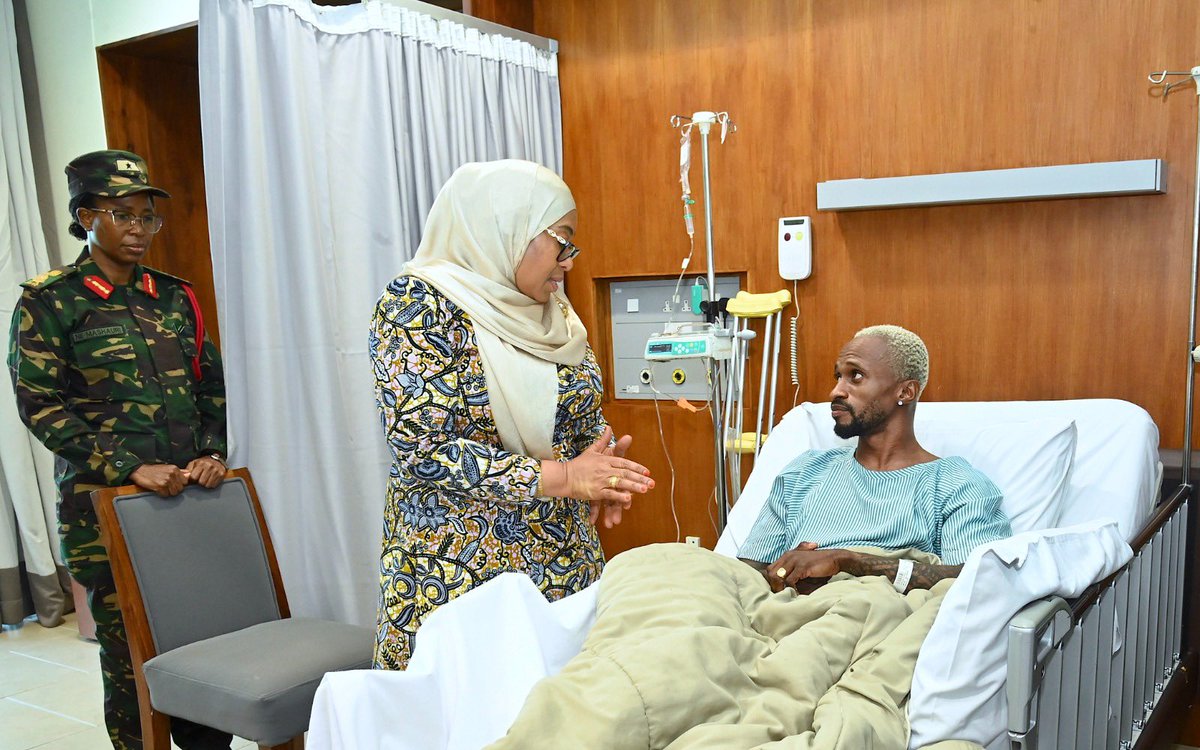 ikulumawasliano's tweet photo. Rais wa Jamhuri ya Muungano wa Tanzania, Mhe. Dkt. Samia Suluhu Hassan akimjulia hali Sheikh Rashid Hamad Othman, Mlezi wa Mwenyekiti wa Taifa wa Chama cha ACT Wazalendo, Mhe. Othman Masoud Othman, anayepatiwa matibabu katika Hospitali ya Aga Khan Jijini Dar es Salaam. Akiwa hospitalini hapo Mhe. Rais Dkt. Samia pia alijulishwa kuhusu kuwepo kwa Mchezaji wa Timu ya Yanga Pacome Zouzoua katika chumba jirani, ambapo alipata muda wa kumtembelea na kumpa pole kufuatia majeraha aliyopata katika mchezo wa Ligi Kuu ya NBC dhidi ya JKT Tanzania katika Uwanja wa Meja Jenerali Isamuhyo hivi karibuni.