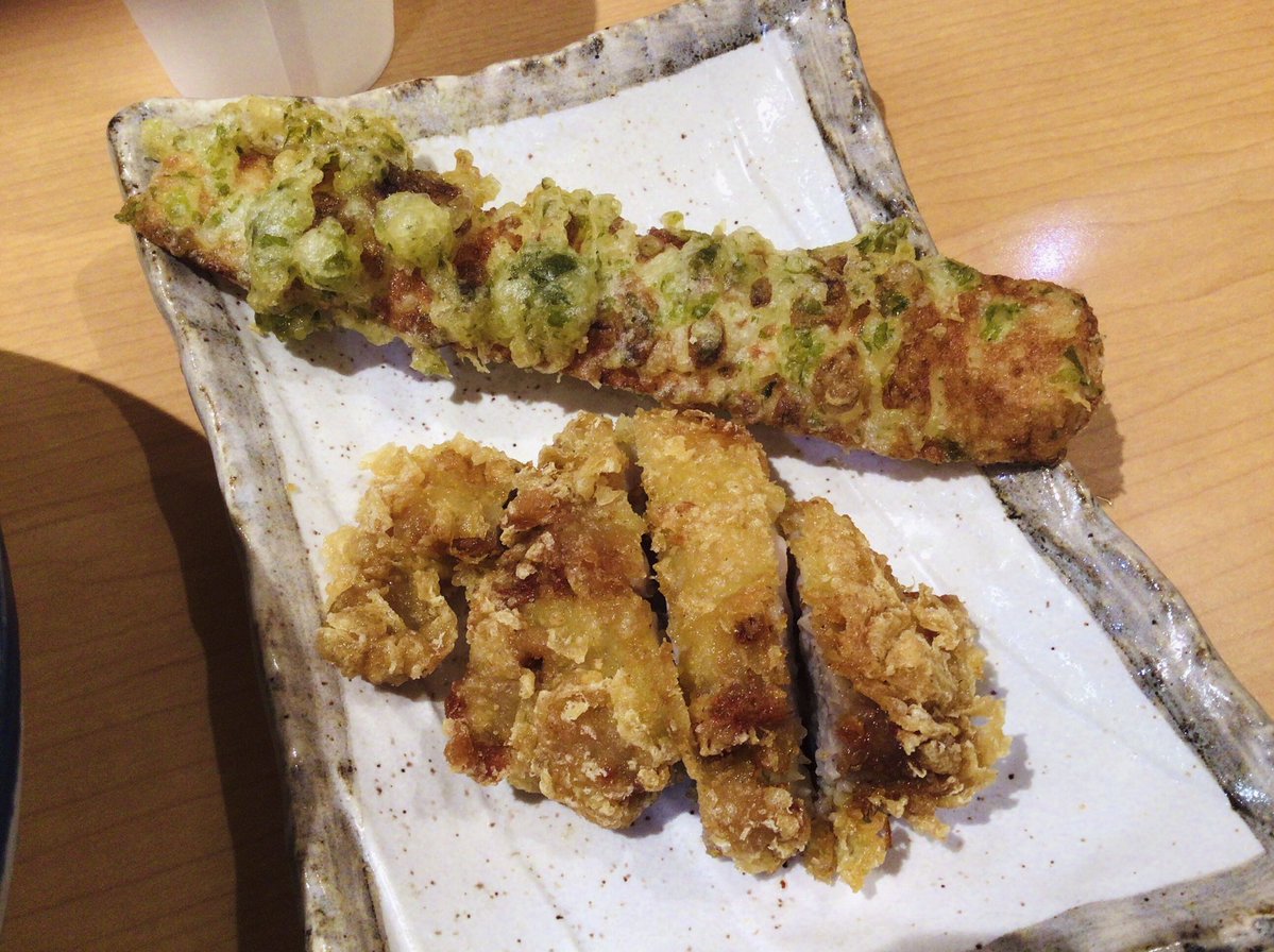 bacanal14's tweet photo. 「讃岐うどん 宗」さんの半かしわ、ちくわ天ぶっかけ食べた。平打ち麺で、自分が関東で食べた讃岐うどんの中だとかなりかためかな。かしわ天がすごく大きそうだったので半かしわにしたが、ちょうど良い量だった。カリッと目な衣が美味しい。ちくわ天は味が濃くて好み。つゆは醤油の辛さが立ってる感じ https://t.co/0GrN7QUNMU