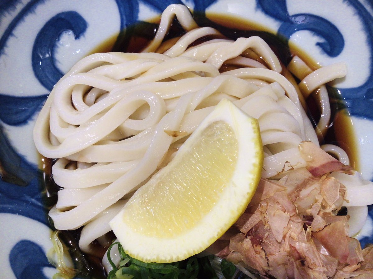 bacanal14's tweet photo. 「讃岐うどん 宗」さんの半かしわ、ちくわ天ぶっかけ食べた。平打ち麺で、自分が関東で食べた讃岐うどんの中だとかなりかためかな。かしわ天がすごく大きそうだったので半かしわにしたが、ちょうど良い量だった。カリッと目な衣が美味しい。ちくわ天は味が濃くて好み。つゆは醤油の辛さが立ってる感じ https://t.co/0GrN7QUNMU