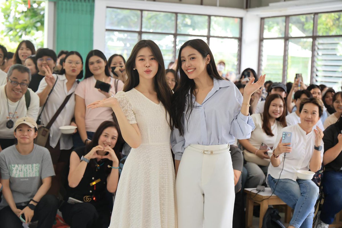 Clicknews_tv's tweet photo. อบอุ่นหัวใจ! “อุ้ม อิษยา” ชวนแฟนคลับทำบุญ ฉลองวันเกิด 30 ปี “Oom Eisaya Birthday Charity 2026”

30 YEARS EVER IN BLOOM  
#Oomeis30thYoungCarbs 
#อุ้มแบม #OomBam 
#oomeisaya #อุ้มอิษยา 
#BamSaralee #แบมสราลี

เต็มอิ่มไปด้วยความสุขและรอยยิ้มกันทุกคน กับงาน “Oom Eisaya Birthday Charity 2026” ที่สาว “อุ้ม อิษยา” จัดขึ้นเนื่องในโอกาสวันคล้ายวันเกิด 30 ปี (4 กรกฎาคม 2569) โดยเปลี่ยนวันพิเศษของตัวเองให้เป็นวันแห่งการแบ่งปัน ณ มูลนิธิธารนุเคราะห์ สถานพักฟื้นคนชราบางเขน เขตหลักสี่ กรุงเทพมหานคร พร้อมแฟนคลับผู้โชคดี 100 คน ทั้งชาวไทยและต่างประเทศ ที่มาร่วมเป็นส่วนหนึ่งของกิจกรรมในครั้งนี้

แฟนคลับรวมตัวมาสร้างความสุขท่ามกลางบรรยากาศอบอุ่นและเต็มไปด้วยรอยยิ้มของผู้สูงอายุ ท่ามกลางการต้อนรับอย่างเป็นกันเอง เมื่อ “อุ้ม อิษยา” มาพร้อมกับพาร์ทเนอร์คู่ใจ “แบม สราลี” พูดคุยกันอย่างสนุกสนาน โดยมีพิธีกรสาว “สายฝน ชีช้าง” เป็นคนดำเนินความสนุกไม่มีหยุด ก่อนทั้งคู่จะวางไมค์ไปตักไอศกรีมแจกให้กับผู้สูงอายุและแฟนคลับ อีกทั้งยังชวนทุกคนมาร่วมเล่นเกมบิงโกฝึกความเร็วของสายตาที่ทำเอาขำกันทั้งงาน ก่อนจะพักเบรกมามอบอาหารกลางวันพร้อมขนมหวานที่เตรียมไว้ให้  อีกหนึ่งช่วงเวลาที่สร้างความประทับใจ คือการมอบสิ่งของและเงินสนับสนุนให้กับมูลนิธิ รวมถึงการมอบของขวัญให้ผู้สูงอายุท่ามกลางบรรยากาศที่อบอวลไปด้วยความอบอุ่น พร้อมขอบคุณแฟนคลับที่ร่วมเดินทางมาสร้างความทรงจำดี ๆ และร่วมทำบุญไปด้วยกัน โดยก่อนจบงานแฟนคลับได้เปิด VTR ทำเซอร์ไพรส์ชุดใหญ่จนสาวอุ้มถึงกับกลั้นน้ำตาไว้ไม่อยู่

เรียกว่าเป็นอีกหนึ่งงานวันเกิดที่ไม่ได้มีเพียงเค้กหรือคำอวยพร แต่เต็มไปด้วยความรัก ความอบอุ่น และการแบ่งปัน จนกลายเป็นความทรงจำดี ๆ ของทุกคนที่ได้มาร่วมงาน และเป็นภาพประทับใจที่แฟนคลับต่างพูดเป็นเสียงเดียวกันว่า อิ่มบุญ อิ่มใจ และอิ่มความสุข ตลอดทั้งวัน

รับชมภาพเพิ่มเติม >> https://t.co/JEKsdvacR3
