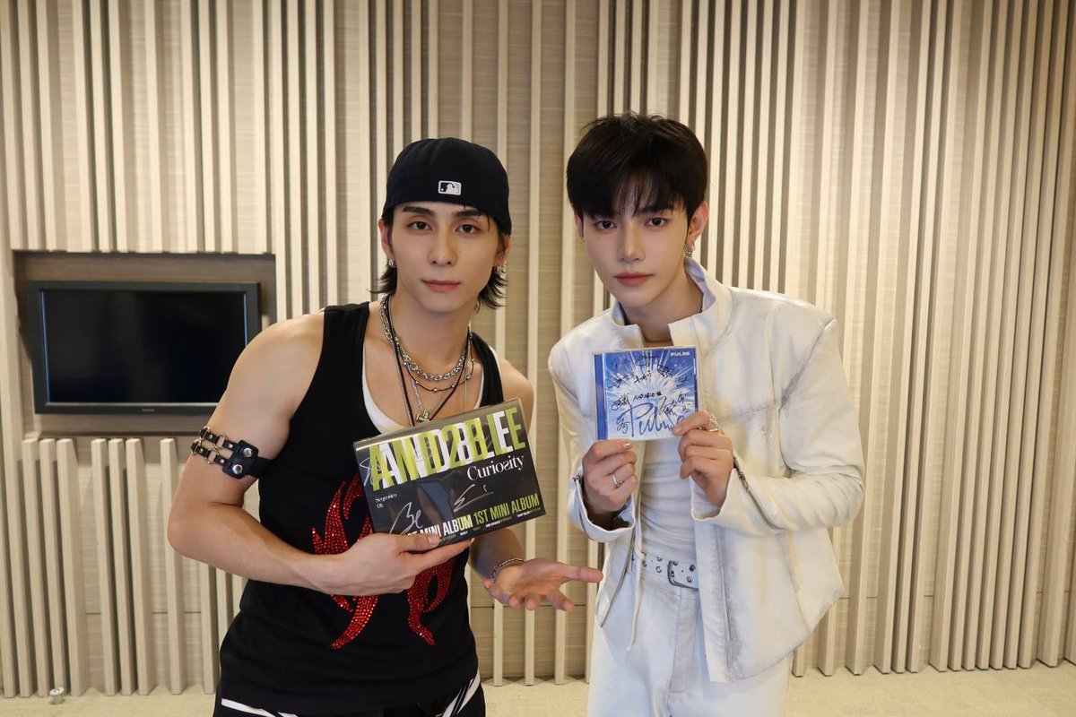 official__INI's tweet photo. [📸] 
日本テレビ「THE MUSIC DAY 2026」

#AND2BLE (@AND2BLE)
#ZHANGHAO さんと👾

#INI #HIROTO 
#THEMUSICDAY #TMD2026 https://t.co/Dn1cXl86xH