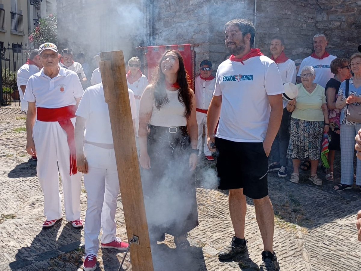 AitziberSA's tweet photo. Gasteizen ere Nafar Etxeko lagunen eskutik Sanferminak abiatu dira. 

Gora San Fermin! 🔴🔴 https://t.co/v7RsHIi1bX