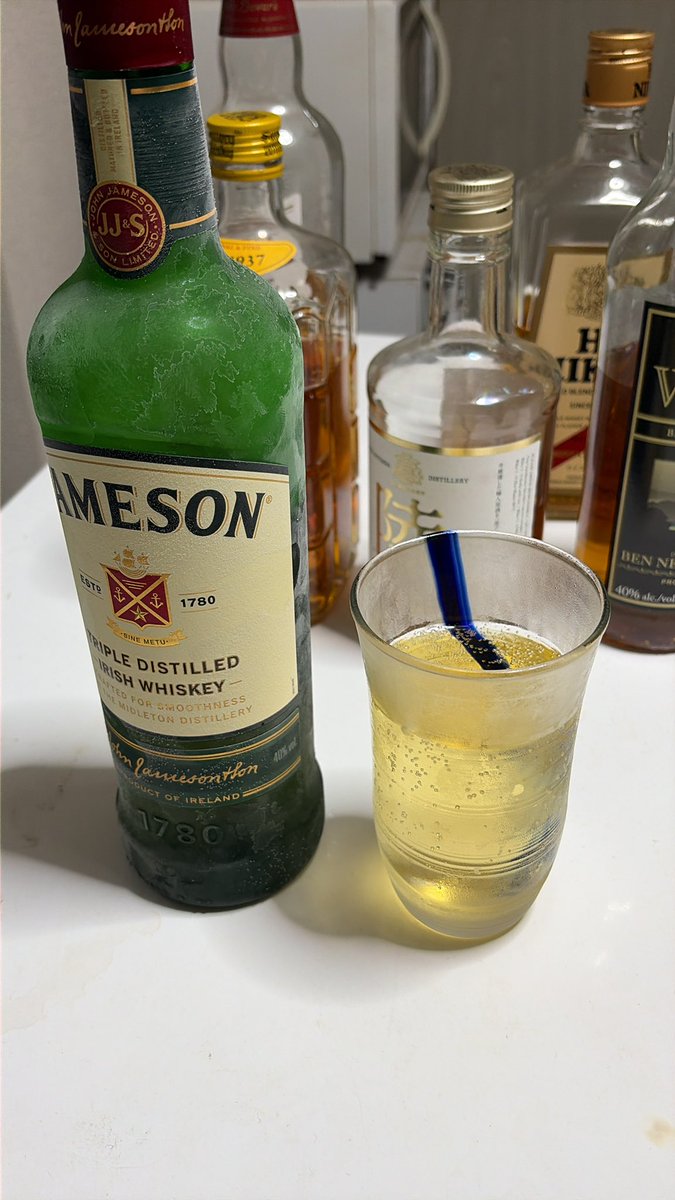 TdIn2SdILT88480's tweet photo. 今日はジェムソンスタンダードの方をを飲んでみます。ちょい薄めにして一気に飲み干した。くぅんまぁぁぁい https://t.co/MBxJ74QbvD