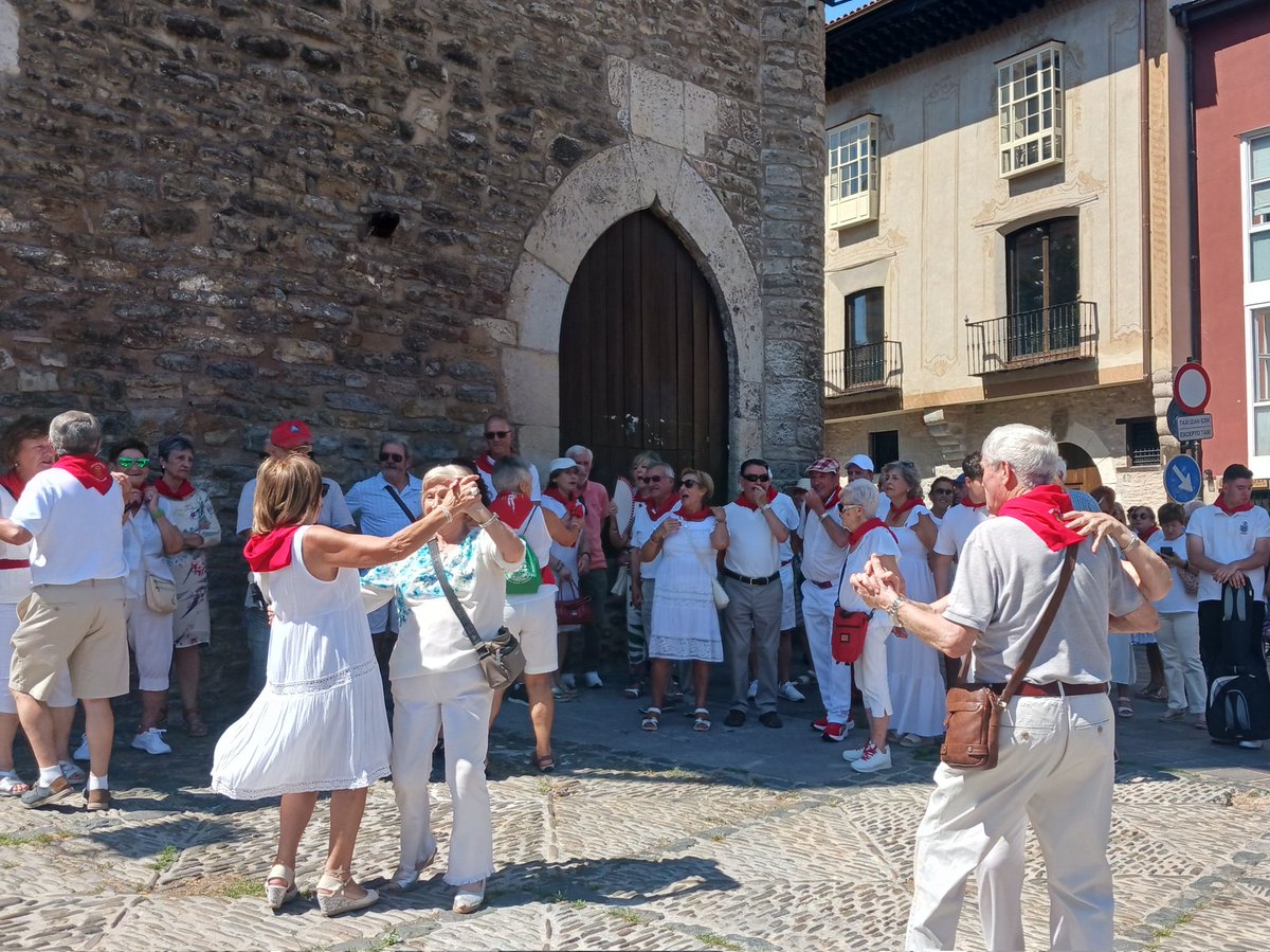 AitziberSA's tweet photo. Gasteizen ere Nafar Etxeko lagunen eskutik Sanferminak abiatu dira. 

Gora San Fermin! 🔴🔴 https://t.co/v7RsHIi1bX