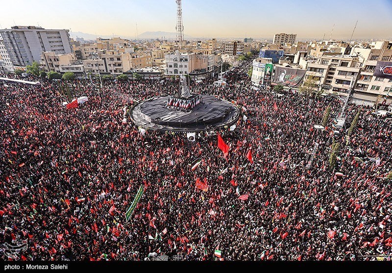 Servicecultu's tweet photo. Voici les funérailles du soleil. Pourtant, sa lumière embrasse l'univers tout entier. Si quelqu'un ne la voit pas, c'est avec certitude qu'il s'est enveloppé de voiles d'obscurité et qu'il a volontairement fermé les yeux. Adieu, le plus iranien des Iraniens.
#khamenei #IranWar‌ https://t.co/k4enczIfzf