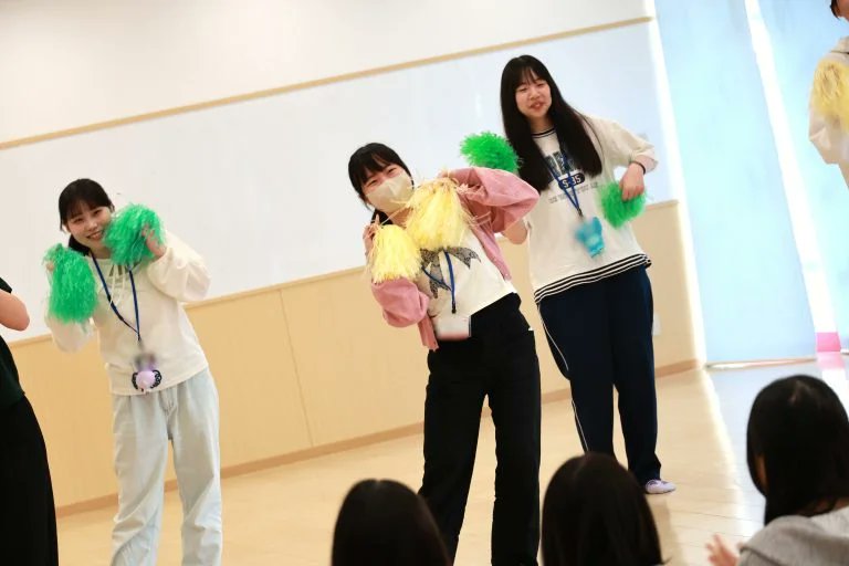 wm_cocoro's tweet photo. こども保育・教育分野の１年生たちがダンスの発表会を開催💃

身体を動かしてみんなで踊る楽しさを学びました♪
みんなと～ってもいい笑顔😆

WMの授業は実践型・体験型の授業が多いから楽しみながら実践力が身につきます✨

#保育 #専門学校 #新潟 https://t.co/2HZ39hK1sB