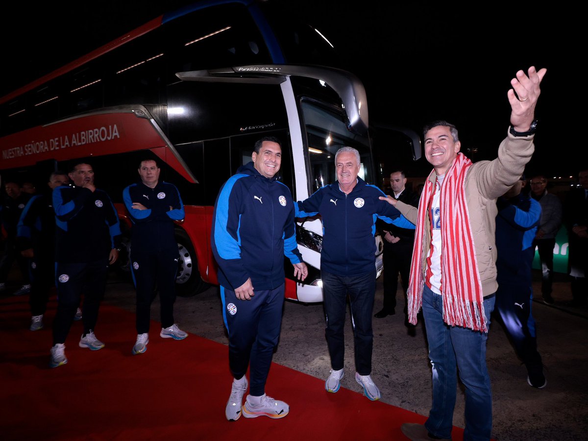 Albirroja's tweet photo. ¡El abrazo de todo un país! 🤍❤️
 
📸 Así fue el recibimiento a la #Albirroja en su regreso al Paraguay, luego de su histórica participación en la @FIFAWorldCup 2026.

📍 Aeropuerto Internacional “Silvio Pettirossi”.

#VamosParaguay https://t.co/7FEduopnAG
