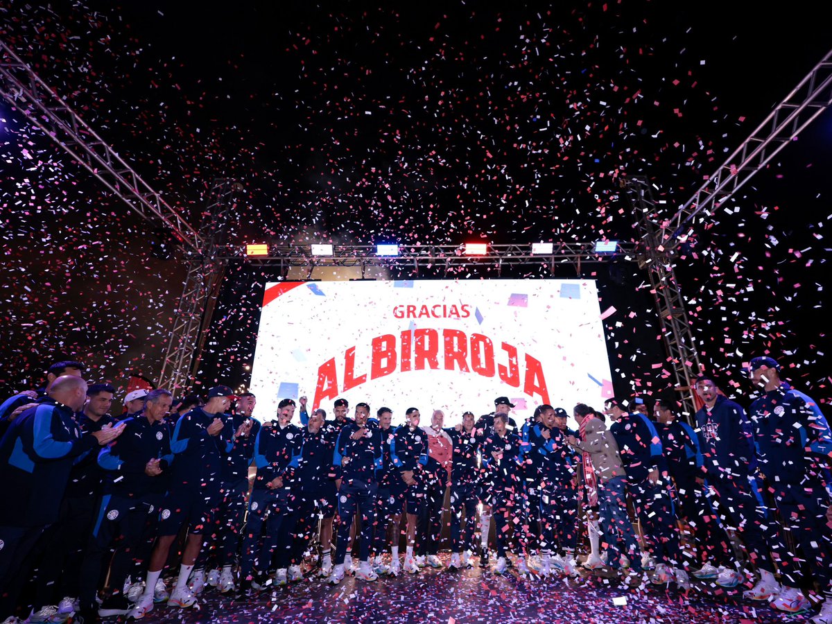 Albirroja's tweet photo. ¡El abrazo de todo un país! 🤍❤️
 
📸 Así fue el recibimiento a la #Albirroja en su regreso al Paraguay, luego de su histórica participación en la @FIFAWorldCup 2026.

📍 Aeropuerto Internacional “Silvio Pettirossi”.

#VamosParaguay https://t.co/7FEduopnAG