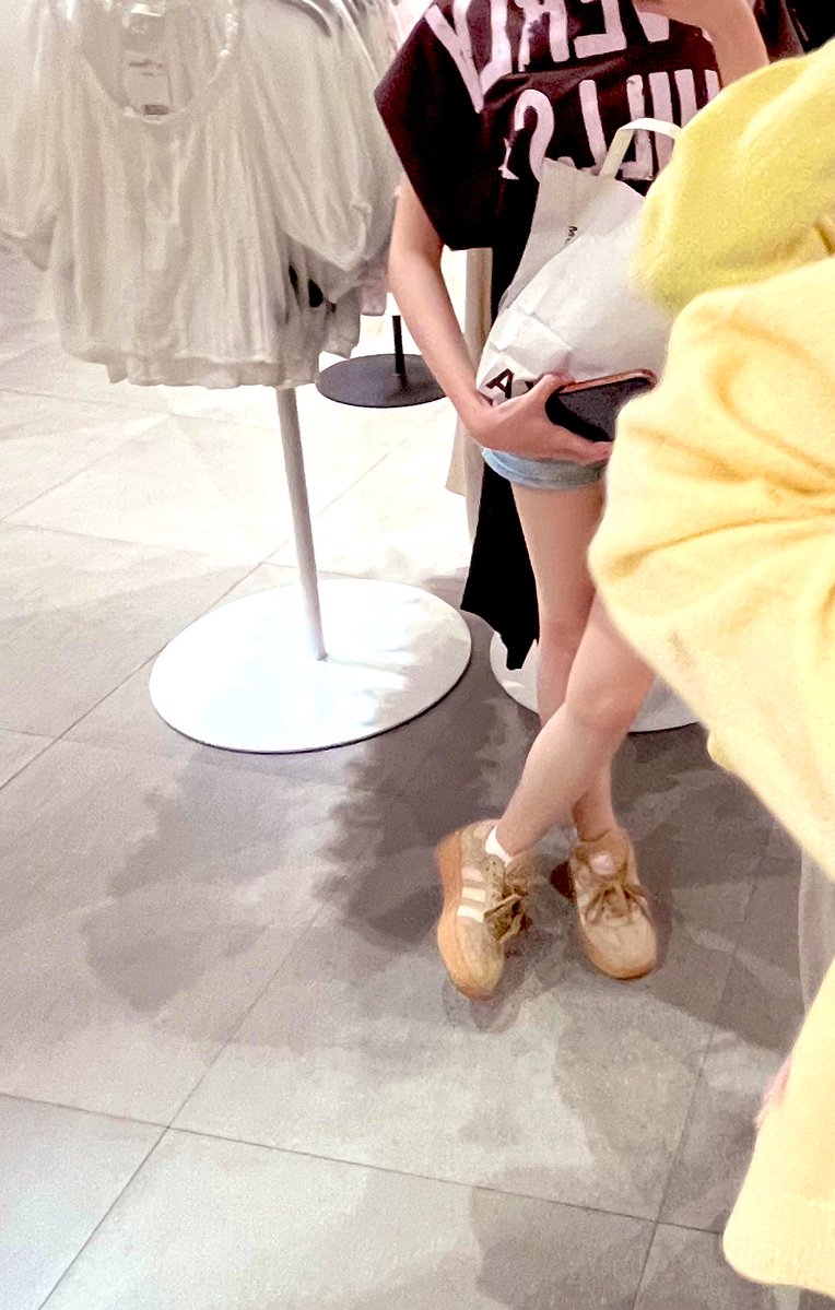 voidcravings's tweet photo. guys is it js me or my legs looks so tiny here #edtwt https://t.co/4QsDK79RGU