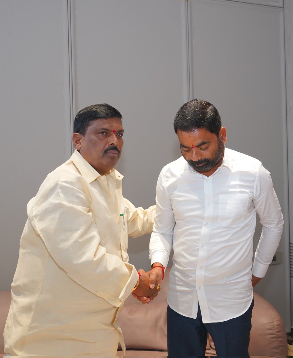 GMRMLAPTC's tweet photo. ఎమ్మెల్సీ శంభీపూర్ రాజును పరామర్శించిన ఎమ్మెల్యే జిఎంఆర్..

పటాన్చెరు 

బిఆర్ఎస్ పార్టీ వర్కింగ్ ప్రెసిడెంట్ కేటీఆర్ గారి కన్నేపల్లి పర్యటనలో గాయపడిన ఎమ్మెల్సీ శంభీపూర్ రాజును పటాన్చెరు శాసన సభ్యులు శ్రీ గూడెం మహిపాల్ రెడ్డి గారు పరామర్శించారు. 

సోమవారం ఉదయం శంభీపూర్ లోని
 ఆయన నివాసానికి వెళ్లి యోగక్షేమాలు అడిగి తెలుసుకున్నారు. భగవంతుడి కృపతో త్వరగా కోలుకుని ప్రజాసేవలోకి రావాలని అభిలాషించారు.