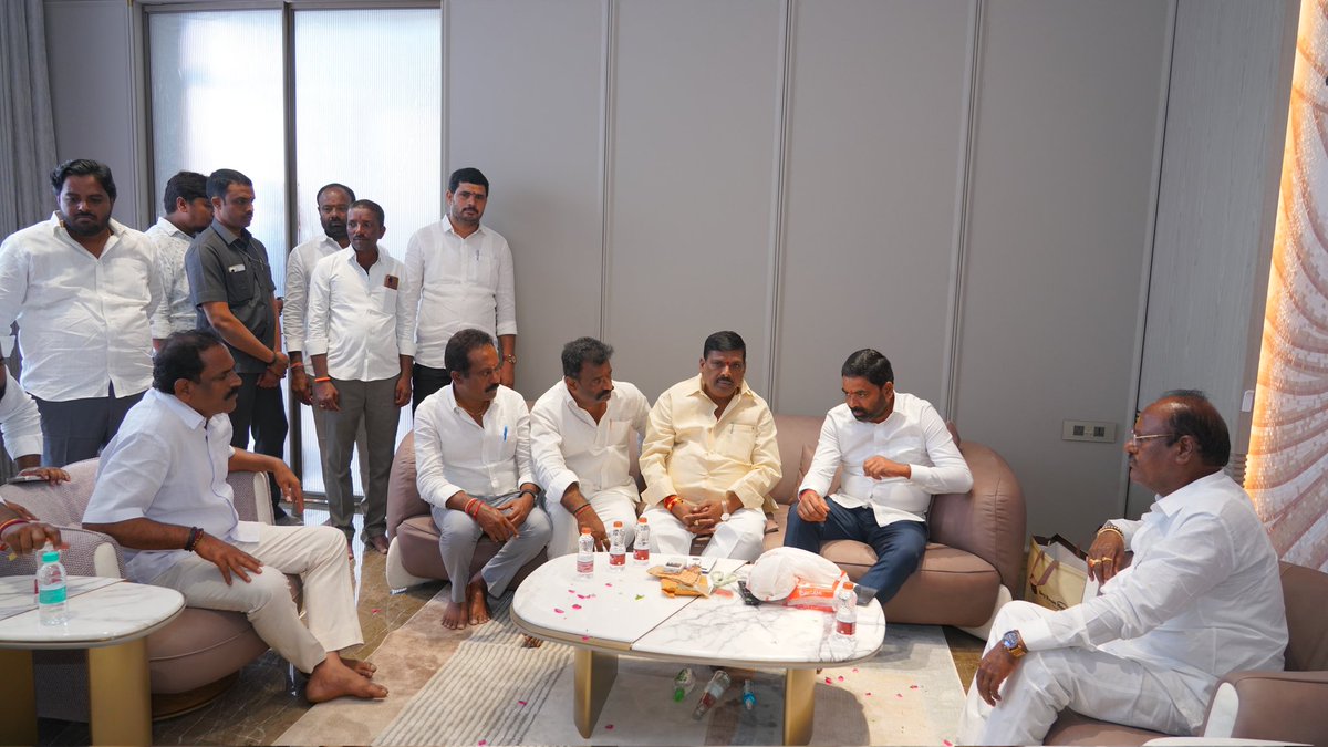 GMRMLAPTC's tweet photo. ఎమ్మెల్సీ శంభీపూర్ రాజును పరామర్శించిన ఎమ్మెల్యే జిఎంఆర్..

పటాన్చెరు 

బిఆర్ఎస్ పార్టీ వర్కింగ్ ప్రెసిడెంట్ కేటీఆర్ గారి కన్నేపల్లి పర్యటనలో గాయపడిన ఎమ్మెల్సీ శంభీపూర్ రాజును పటాన్చెరు శాసన సభ్యులు శ్రీ గూడెం మహిపాల్ రెడ్డి గారు పరామర్శించారు. 

సోమవారం ఉదయం శంభీపూర్ లోని
 ఆయన నివాసానికి వెళ్లి యోగక్షేమాలు అడిగి తెలుసుకున్నారు. భగవంతుడి కృపతో త్వరగా కోలుకుని ప్రజాసేవలోకి రావాలని అభిలాషించారు.