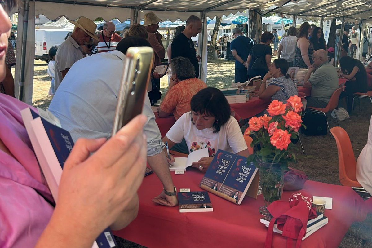 La_REC_'s tweet photo. 📚C’était ce dimanche à Pampelonne ! 
Malgré la chaleur, vous étiez nombreux à la dédicace du nouveau livre de @CaroleDelga, « Quand Vichy jugeait Léon Blum ». Merci pour votre accueil !

📆Rendez-vous le 8 juillet à la @j_jaures 

👉 https://t.co/n3dZmaRt5A https://t.co/TW6IigE1NN
