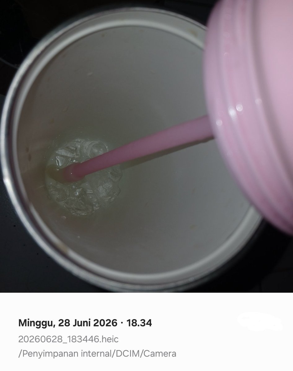 cute_looktoco's tweet photo. In this economy, kayaknya invest di tumbler yang tahan dingin sampai 10 jam lebih masuk akal deh 😭🤝🏻 https://t.co/gslsTPGvY4