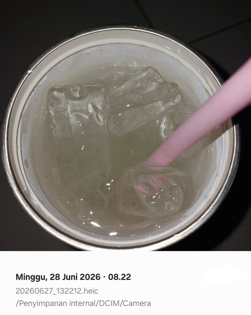 cute_looktoco's tweet photo. In this economy, kayaknya invest di tumbler yang tahan dingin sampai 10 jam lebih masuk akal deh 😭🤝🏻 https://t.co/gslsTPGvY4