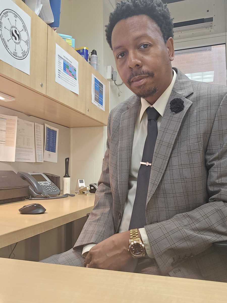 DaManDL's tweet photo. @sweetiesxo_ I wear suits different shades of blue, black, tan, brown, green, grey and black.  What does that have to do with anything? https://t.co/03MCGRH1Ky
