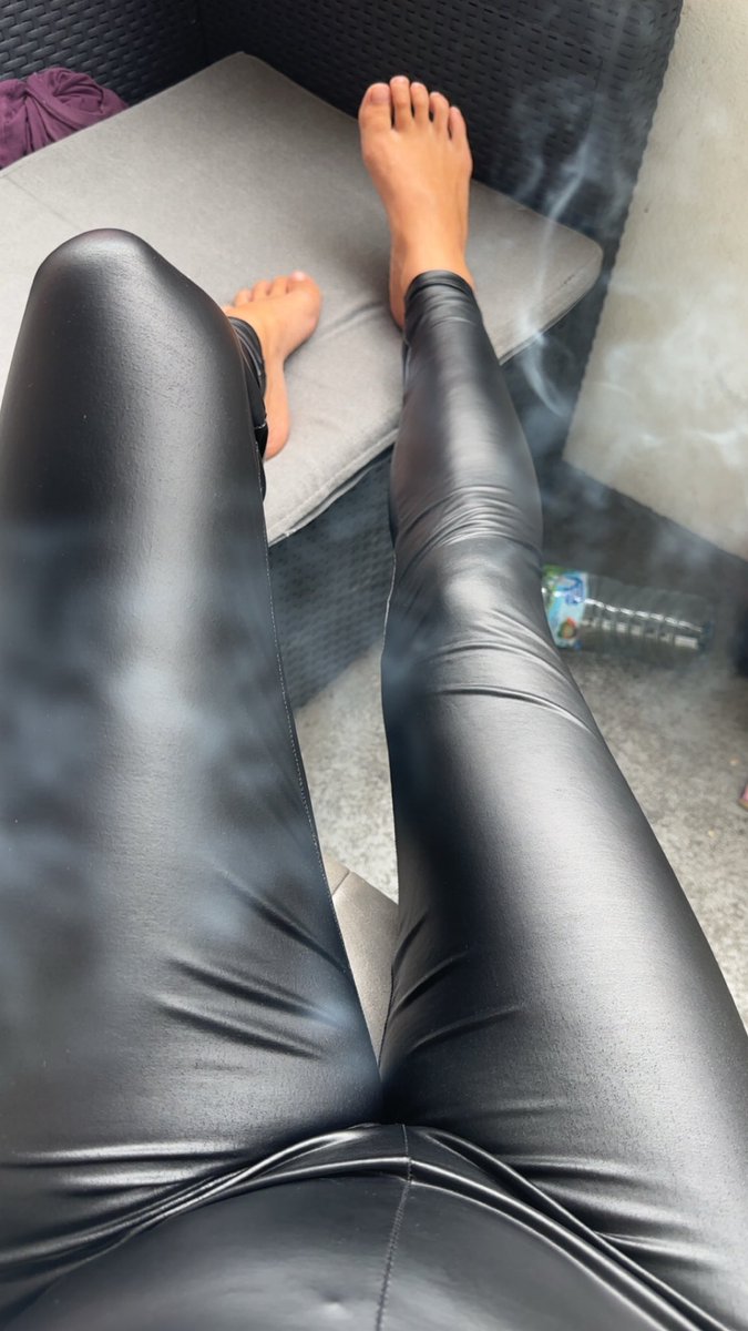 LederLadyAmy's tweet photo. Du kleines schwanzloses Opfer, du weist wo dein Platz ist. 🧎🏼‍♂️😈 Ab in meine DM’s und du darfst vielleicht mein Aschenbecher sein. 👅🚬

#aschenbecher #sklave #paysub #finsub #sissy #zahldepp #drain #erniedrigung #zahlsklave #findom #lady #leder #feetfetısh #Füsse https://t.co/pOvRbtgNLP
