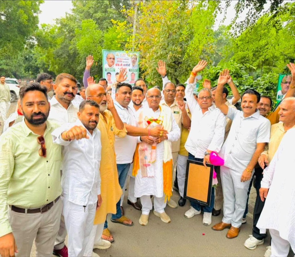 TeamRLD1's tweet photo. राष्ट्रीय लोक दल के वरिष्ठ नेता एवं पूर्व सांसद माननीय श्री के. सी. त्यागी जी को पार्टी के संसदीय बोर्ड का अध्यक्ष नियुक्त किए जाने पर त्यागी महासभा, हापुड़ तथा अखिल भारतीय त्यागी ब्राह्मण सभा, महानगर एवं जिला गाजियाबाद के पदाधिकारियों, सदस्यों एवं त्यागी समाज के सैकड़ों https://t.co/G6XIg5lB7n
