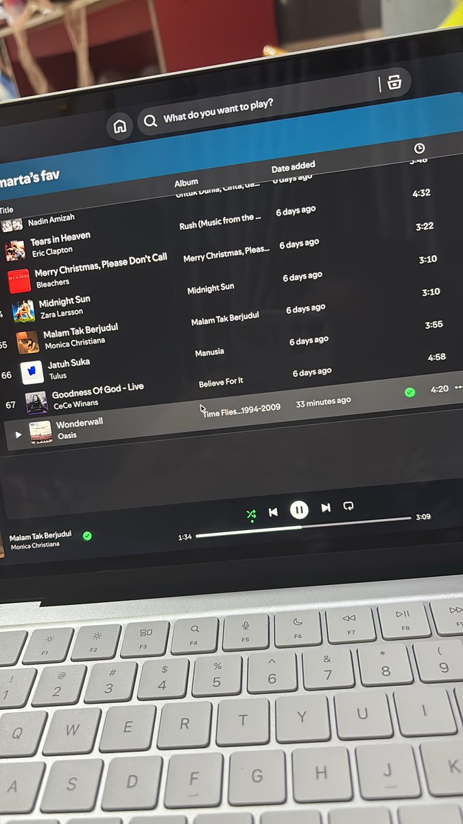 rhaemartp's tweet photo. @SpotifyCares is it normal if theres a gap? or i could do something so there is no gap? https://t.co/qJ7vo7PY5o