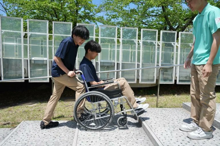 wm_cocoro's tweet photo. 車いすに乗ってみたり押してみたりしたことありますか？

福祉・介護分野を学ぶ学生が学校の外に出て車いす介助の実践！

いつも通ってる道も車いすに乗ると全然違う発見がたくさん💡

#介護 #福祉 #専門学校 #新潟 https://t.co/b3c7FUcYqv
