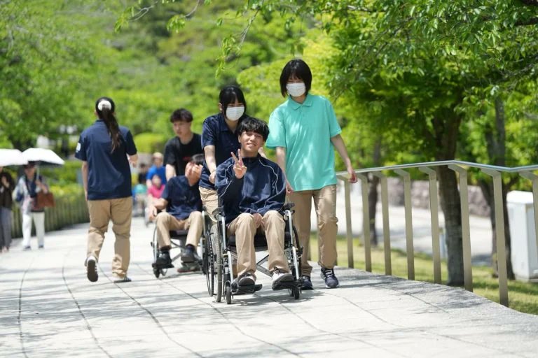 wm_cocoro's tweet photo. 車いすに乗ってみたり押してみたりしたことありますか？

福祉・介護分野を学ぶ学生が学校の外に出て車いす介助の実践！

いつも通ってる道も車いすに乗ると全然違う発見がたくさん💡

#介護 #福祉 #専門学校 #新潟 https://t.co/b3c7FUcYqv