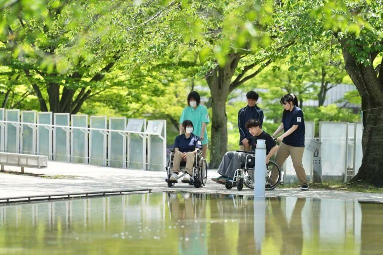 wm_cocoro's tweet photo. 車いすに乗ってみたり押してみたりしたことありますか？

福祉・介護分野を学ぶ学生が学校の外に出て車いす介助の実践！

いつも通ってる道も車いすに乗ると全然違う発見がたくさん💡

#介護 #福祉 #専門学校 #新潟 https://t.co/b3c7FUcYqv