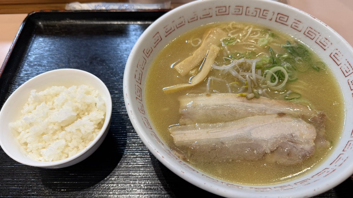 Mu_ri_7's tweet photo. 目の前のカップルイチャイチャしてて草
公共の場ですんなよラーメンいただきます https://t.co/k1pD6cw0iH