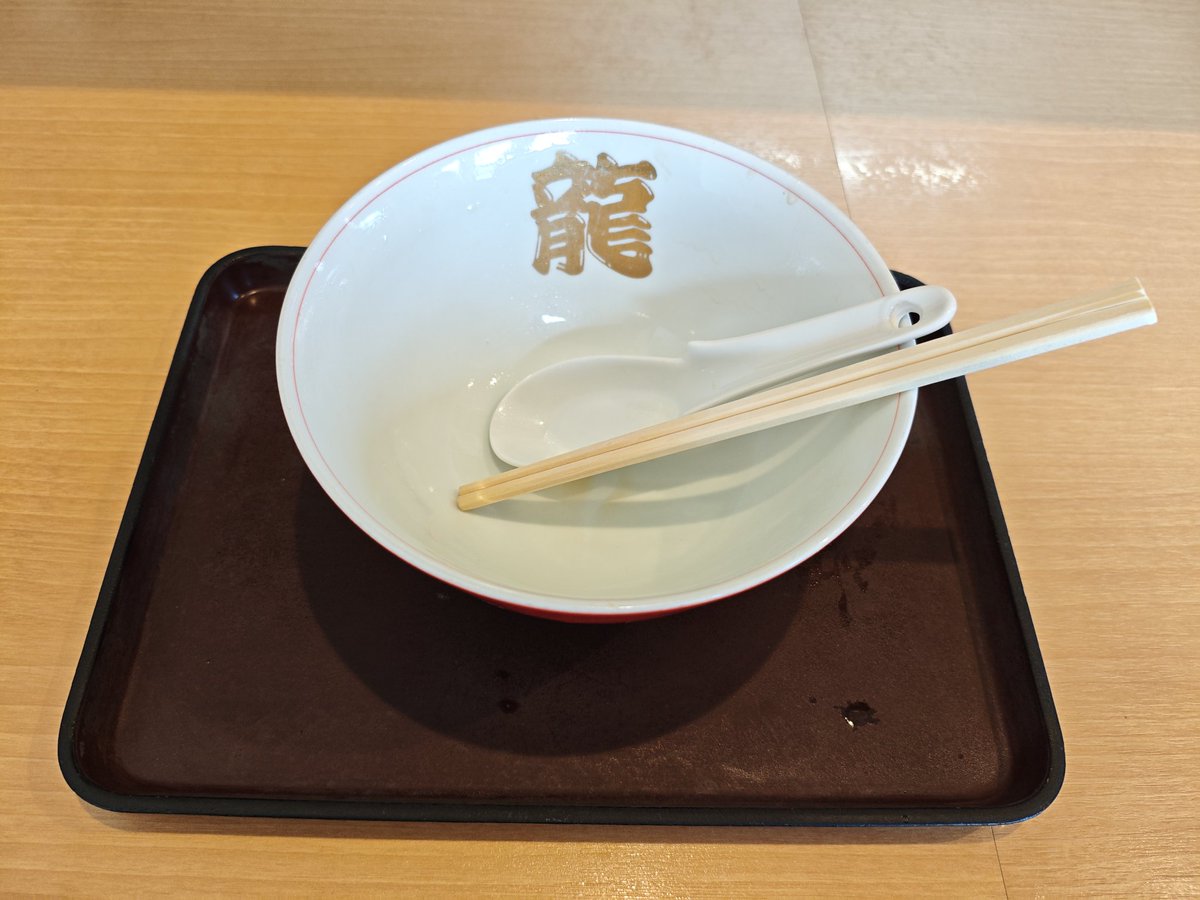 tanucha1995's tweet photo. 某日龍横健 谷地店さんへ
初めて行きました
スリッパに履き替え

中華そば 900円 魚 100円

フォロワーさんほぼ全員
魚してたので真似してみた
が、正直後悔
めちゃくちゃ美味しかったので
次も魚にするしかない
麺は自分には柔らかい

完飲完食、ごちそうさまでした
#ラーメン県山形
#NFLラーメン部 https://t.co/TX4erD6Kkk