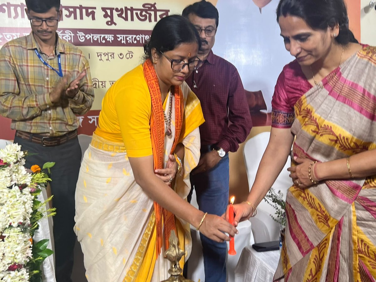 Purnimachakbjp's tweet photo. আজ কলকাতা পৌরসভার আয়োজিত অনুষ্ঠানে মহান দেশপ্রেমিক, প্রখর শিক্ষাবিদ ও দূরদর্শী রাষ্ট্রনায়ক ড. শ্যামাপ্রসাদ মুখোপাধ্যায়ের প্রতি শ্রদ্ধাঞ্জলি নিবেদন করি।

তাঁর আদর্শ, দেশপ্রেম ও জাতীয় ঐক্যের বার্তা আমাদের চিরকাল অনুপ্রাণিত করবে।

#DrSyamaPrasadMookerjee #125thBirthAnniversary https://t.co/uqyfnZL5O2