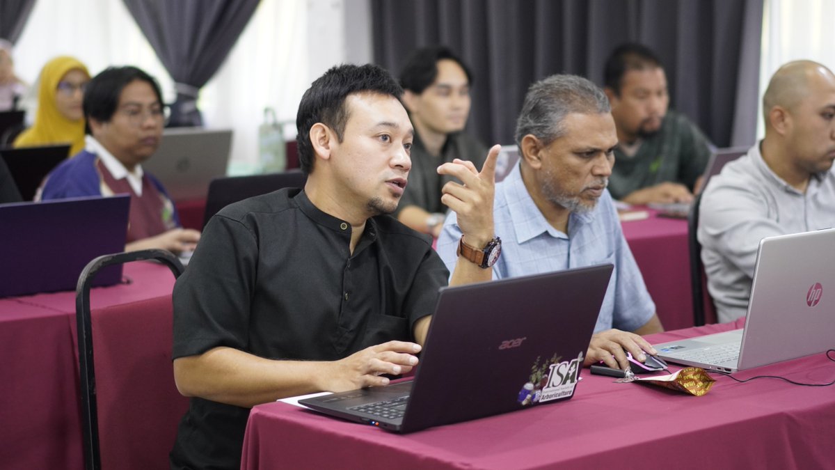 UCAM_Official's tweet photo. Sekitar Bengkel AI dalam Pengajaran dan Pembelajaran bersama para pensyarah UCAM.Dipandu oleh pakar, Ts Dr Azli Nawawi dari UTHM, bengkel ini memberi fokus kepada aplikasi praktikal tools AI, khususnya Google Gemini dan NotebookLM dalam konteks pendidikan tinggi.
#JomStudyAtUCAM https://t.co/NDZdBw6VsY