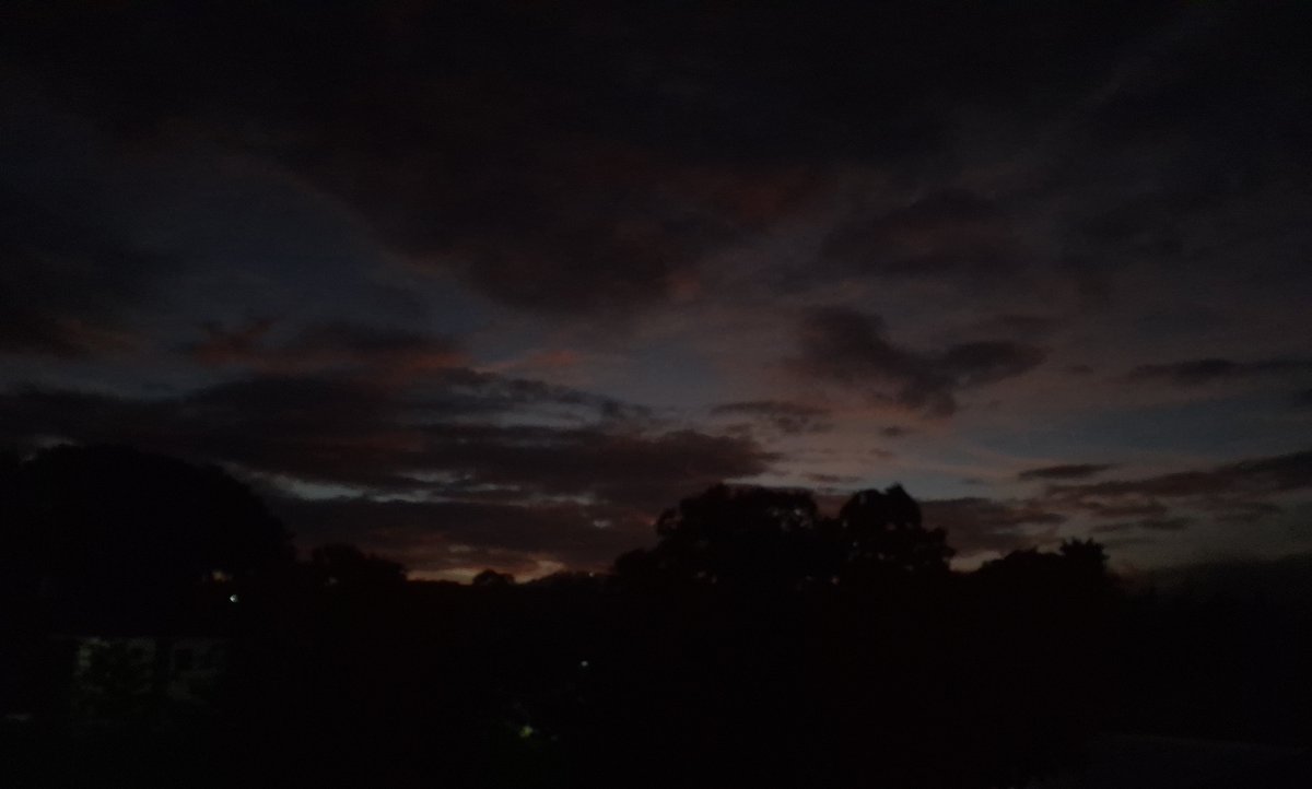 nelli_071's tweet photo. Ueueueue pretty sky pic as much as i hate the fact that my house faces the afternoon sun it makes for great dusk pics https://t.co/E8sgKz7LcI