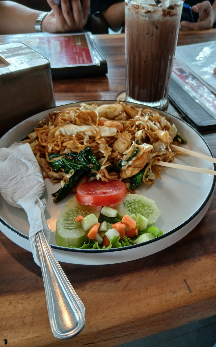 gununglover's tweet photo. Nyoklat dingin ditemani mie goreng sea food tanpa asap rokok
#menikmatisenja
#metime https://t.co/lCPaZefEhf