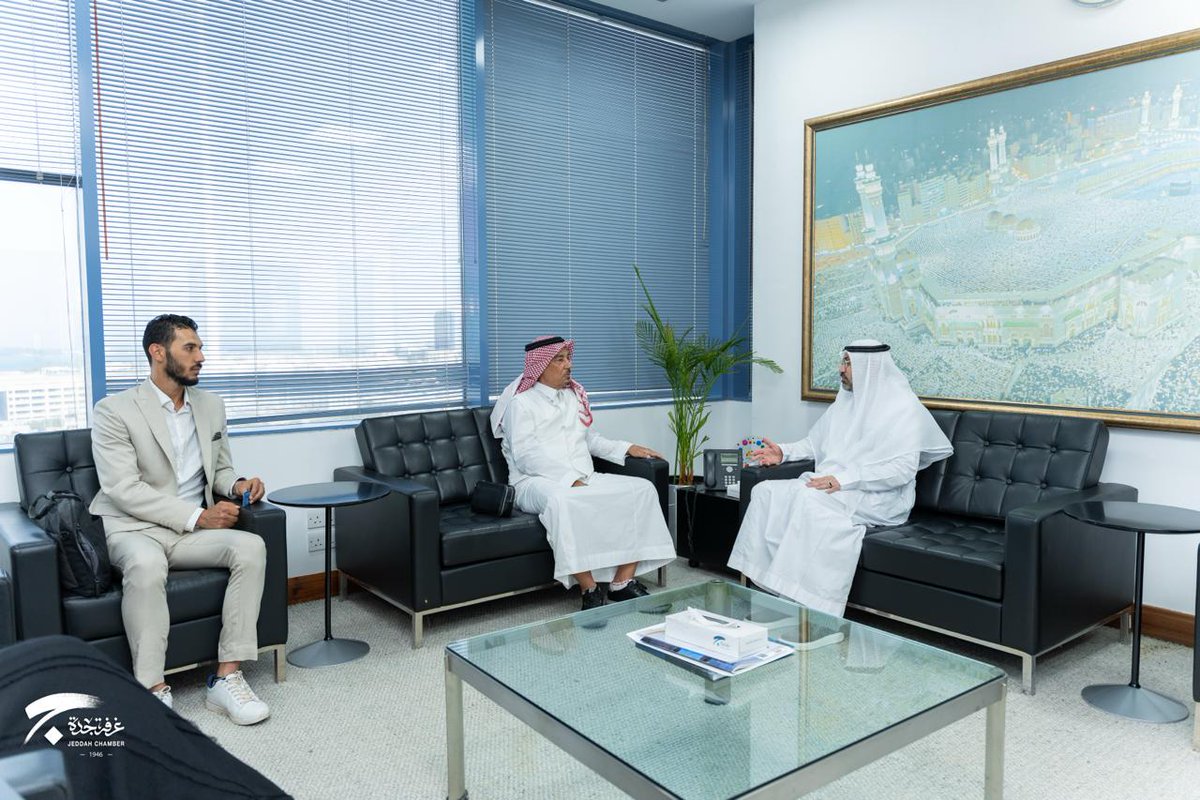 JeddahChamber's tweet photo. استقبل الأمين العام لـ #غرفة_جدة سعادة الأستاذ رامز آل غالب، مدير عام معهد أكاديمية أكسفورد للتدريب سعادة الدكتور مازن عبدالرزاق بليلة، حيث ناقش الجانبان فرص التعاون المشترك في مجالات التدريب والتأهيل وتطوير الكفاءات، بما يسهم في دعم رأس المال البشري. https://t.co/kF2nXarfAy