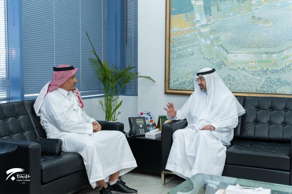 JeddahChamber's tweet photo. استقبل الأمين العام لـ #غرفة_جدة سعادة الأستاذ رامز آل غالب، مدير عام معهد أكاديمية أكسفورد للتدريب سعادة الدكتور مازن عبدالرزاق بليلة، حيث ناقش الجانبان فرص التعاون المشترك في مجالات التدريب والتأهيل وتطوير الكفاءات، بما يسهم في دعم رأس المال البشري. https://t.co/kF2nXarfAy