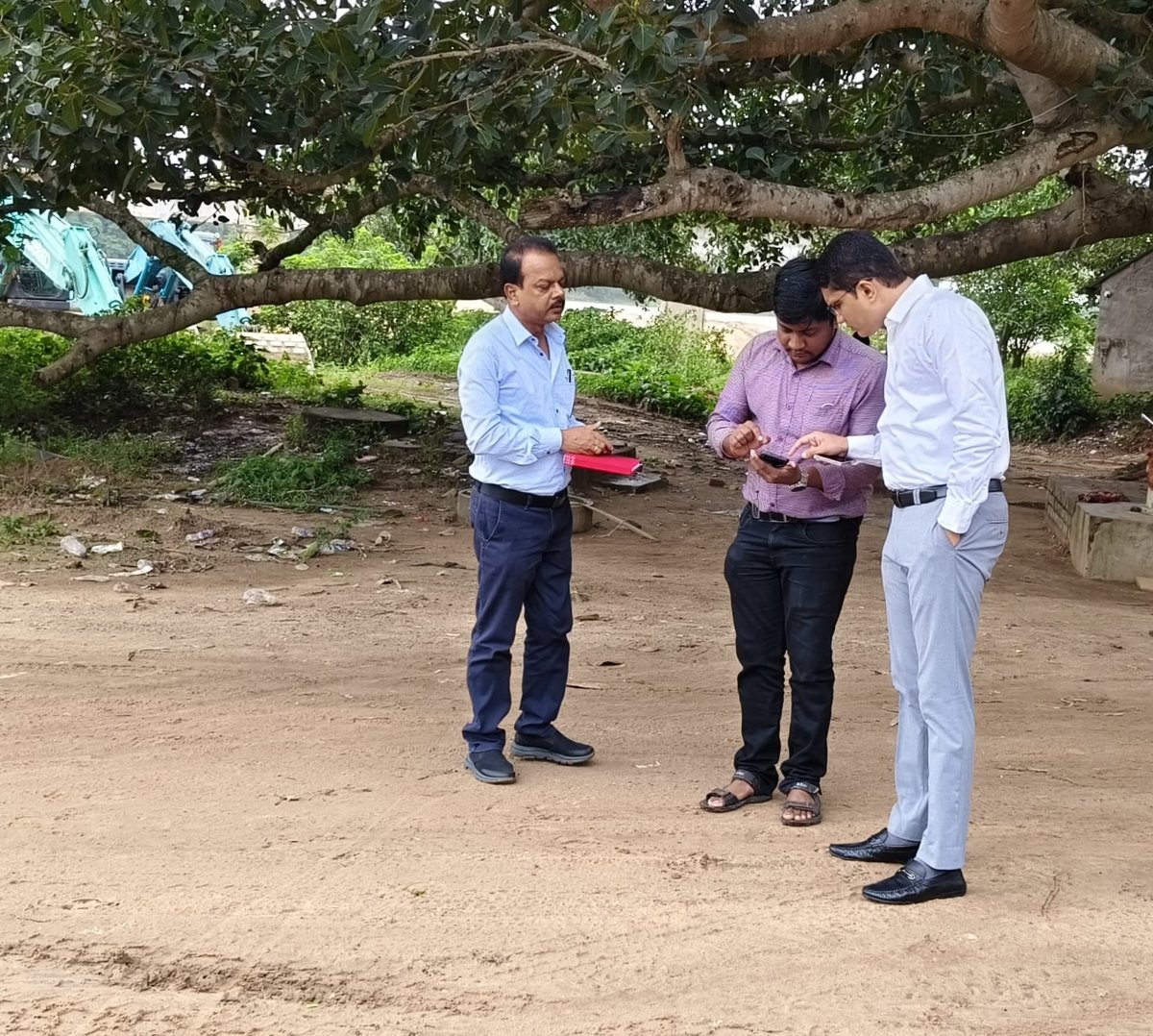 KatakaDM's tweet photo. A surprise inspection was conducted by the Collector & DM at sand quarries in Purunahat (Kishannagar Tahasil) and Nemalo (Nischintakoili Tahasil). Stocked sand found  was seized, and the process for its auction will be initiated in accordance with the rules. Operating sources have been closed under the Disaster Management Act.
@CMO_Odisha  @SecyChief   @IPR_Odisha @rdmodisha @MinesOdisha
#Cuttack #SandMining #GoodGovernance #Transparency #Odisha