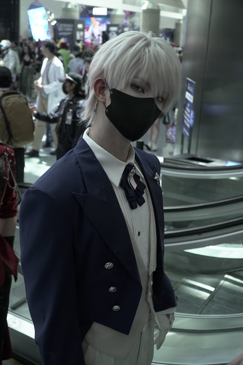 Linkonglocal's tweet photo. Girls, look at the real prince...
And it's soooo happy to meet these ladsfans^.^ #loveanddeepspace #xavier #ax2026 #animeexpo #lads https://t.co/KgYPV6fnBe