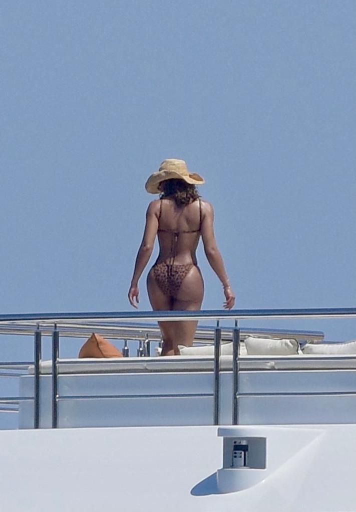 girlssforgirls's tweet photo. lori harvey photographed on vacation https://t.co/bVLsP6whpJ