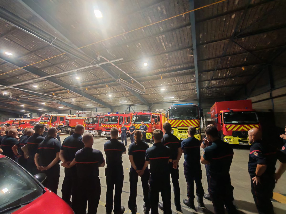 Pompiers60's tweet photo. #Renfort | Départ de #Compiègne en renfort dans le Sud

Un détachement de 54 sapeurs-pompiers, dont 9 de l'Oise, a quitté le centre de secours principal de Compiègne cette nuit afin de renforcer les effectifs engagés, notamment dans les Pyrénées-Orientales. https://t.co/FiaKIRgrbI