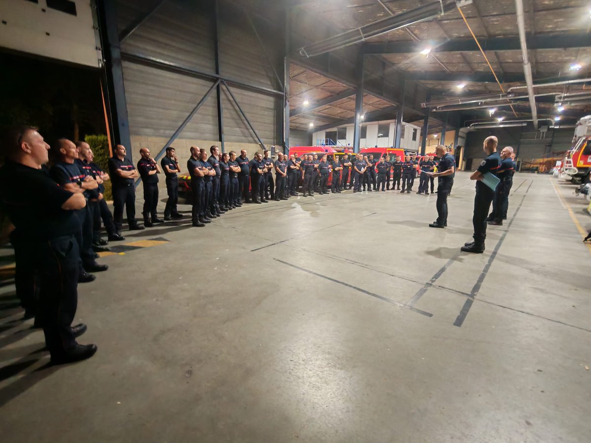 Pompiers60's tweet photo. #Renfort | Départ de #Compiègne en renfort dans le Sud

Un détachement de 54 sapeurs-pompiers, dont 9 de l'Oise, a quitté le centre de secours principal de Compiègne cette nuit afin de renforcer les effectifs engagés, notamment dans les Pyrénées-Orientales. https://t.co/FiaKIRgrbI