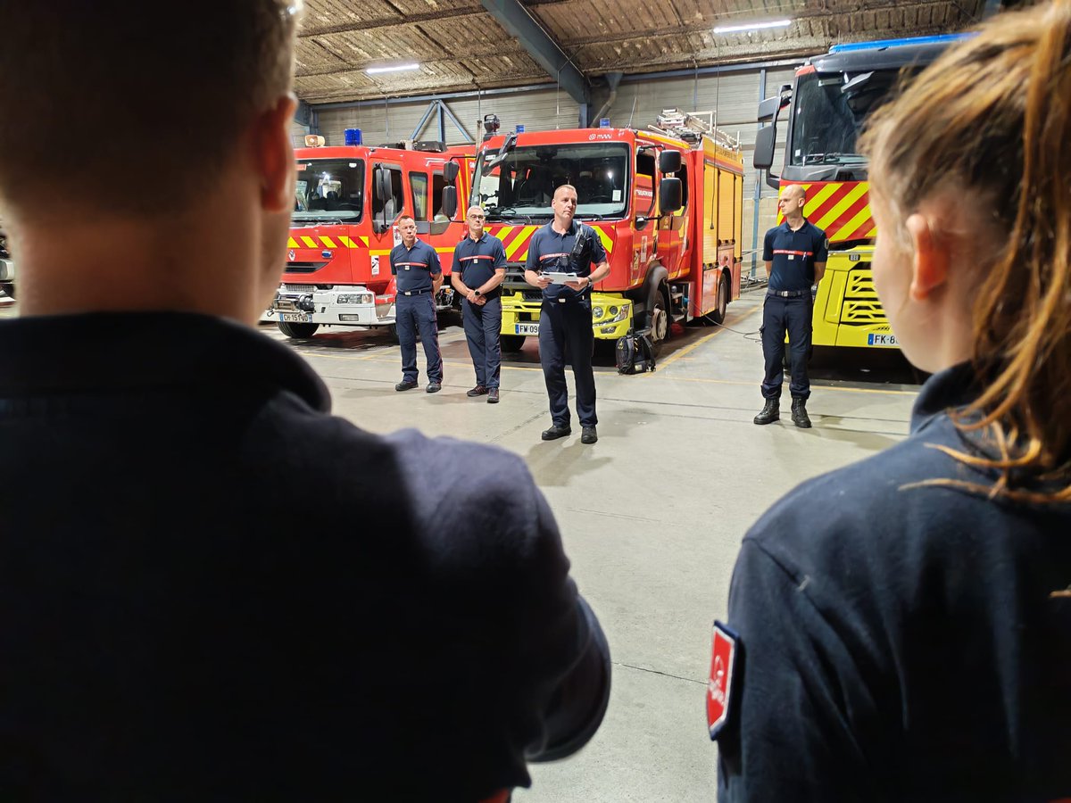 Pompiers60's tweet photo. #Renfort | Départ de #Compiègne en renfort dans le Sud

Un détachement de 54 sapeurs-pompiers, dont 9 de l'Oise, a quitté le centre de secours principal de Compiègne cette nuit afin de renforcer les effectifs engagés, notamment dans les Pyrénées-Orientales. https://t.co/FiaKIRgrbI