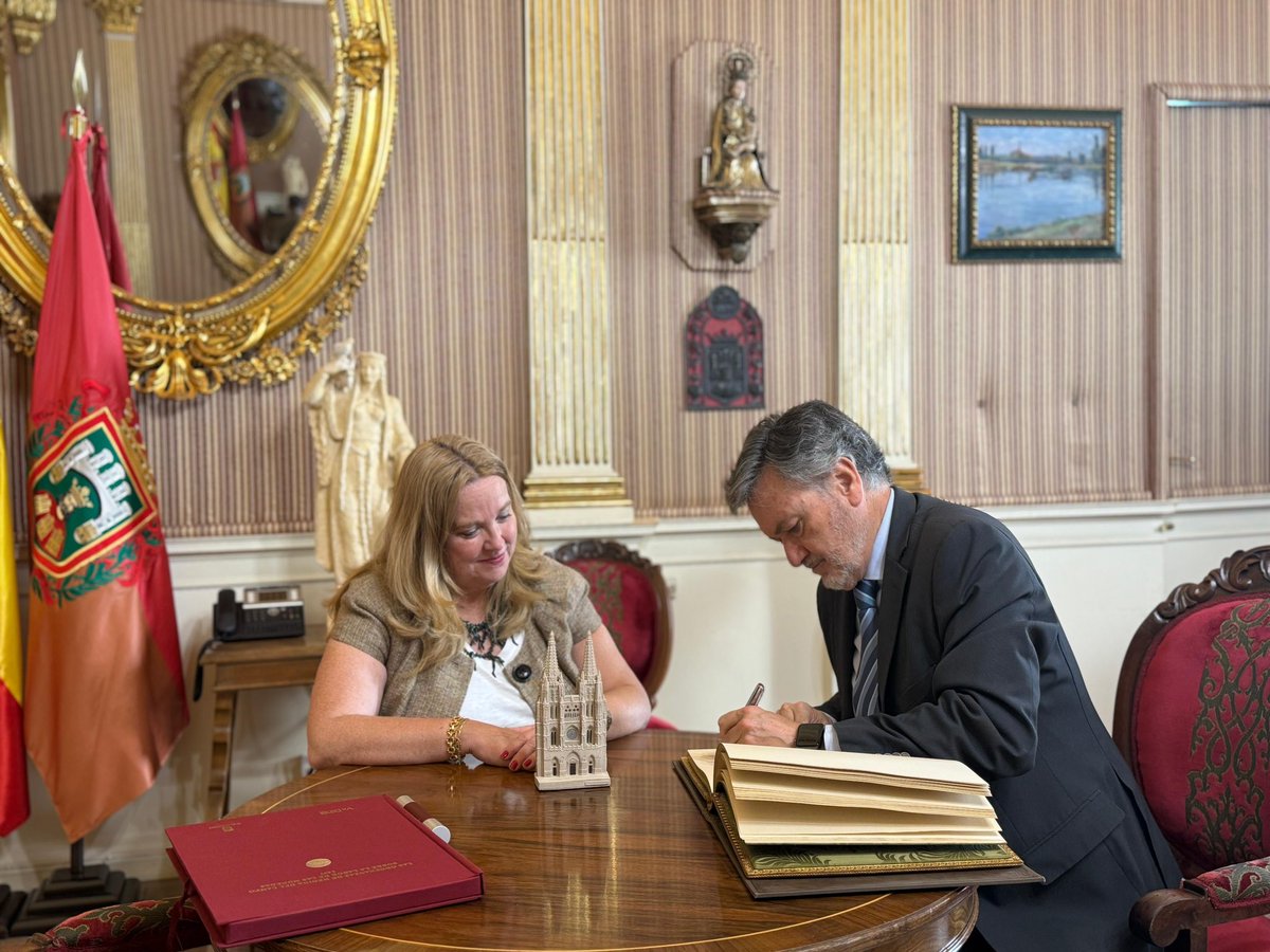 Cortes_CYL's tweet photo. 🏛️ #Burgos ha sido escenario del encuentro institucional entre el presidente de las Cortes de #CastillayLeón, y la alcaldesa de la ciudad, Cristina Ayala.

✅ Una reunión que pone de manifiesto la importancia del diálogo y la cooperación para afrontar los desafíos comunes y avanzar en el desarrollo de #CyL.